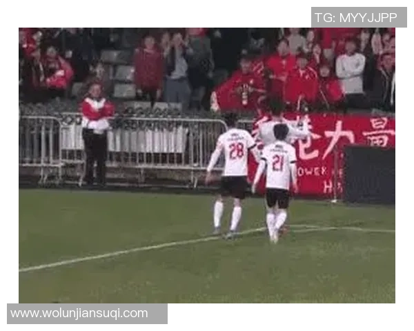 足球球星下车瞬间引发热议球迷疯狂围观现场场面极其火爆