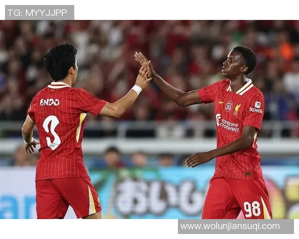 退役球星足球友谊赛精彩回顾 头球破门点燃全场热情